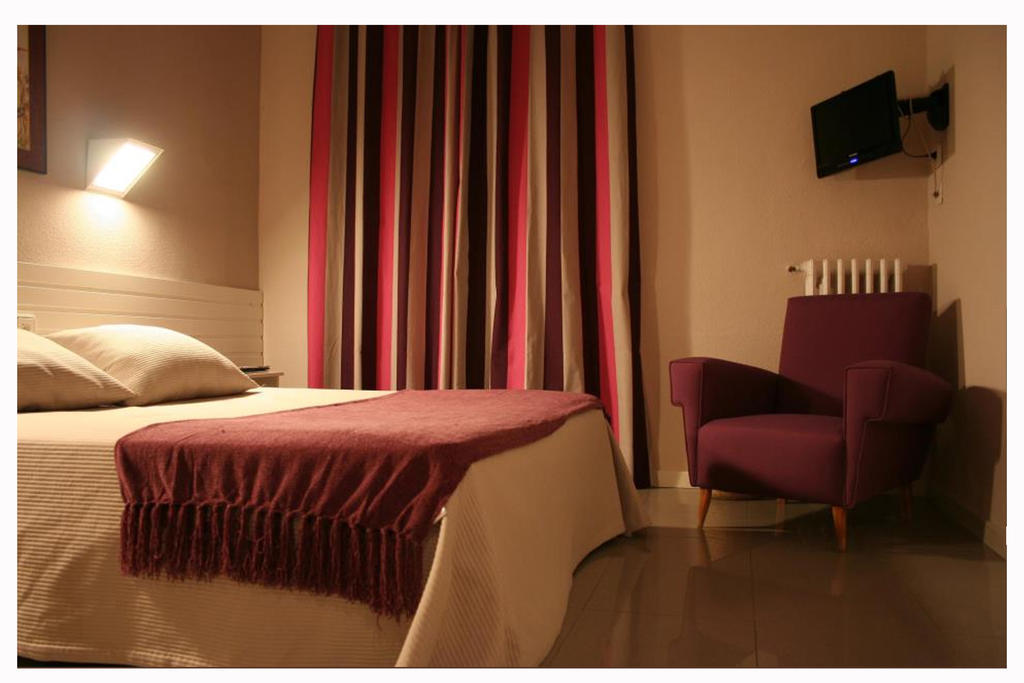 Hotel Fidalgo Каламоча Номер фото